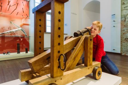 Kreismuseum Wewelsburg, drei Ecken, viele Geschichten: Im Historischen Museum dürfen Schubladen ausdrücklich geöffnet werden. Für Gäste gibt es viel zum Entdecken und zum Ausprobieren. (Foto: Lina Loos, ©Kreismuseum Wewelsburg).